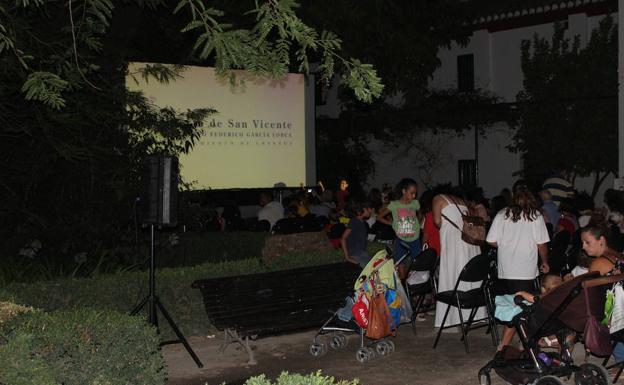 Vuelve el cine de verano gratis de la Huerta de San Vicente en Granada: estas son las ocho películas que proyectarán