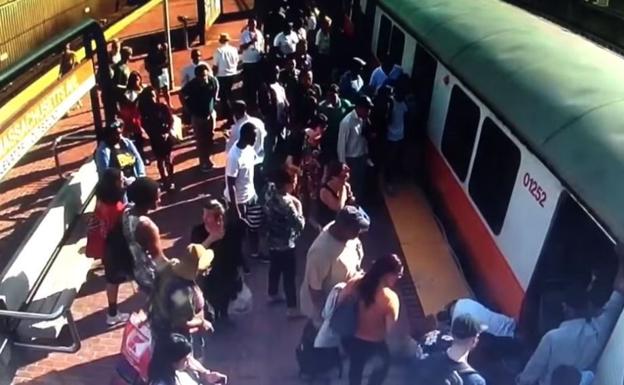 Queda atrapada en el hueco entre el metro y el andén y suplica que no llamen a la ambulancia porque no puede pagarla