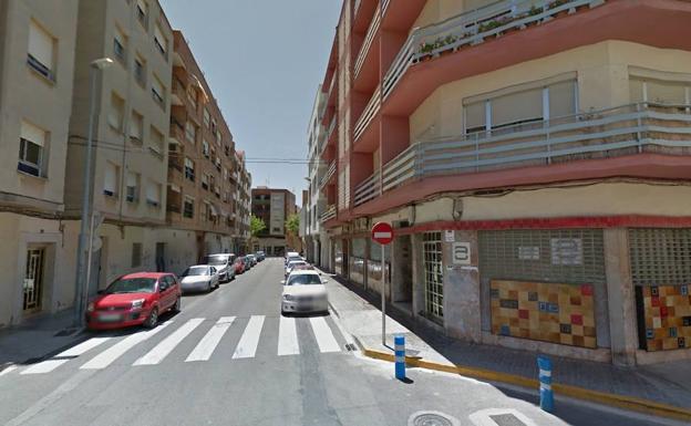 Rescatan a una menor atrapada en un balcón y hallan a su madre borracha en la calle