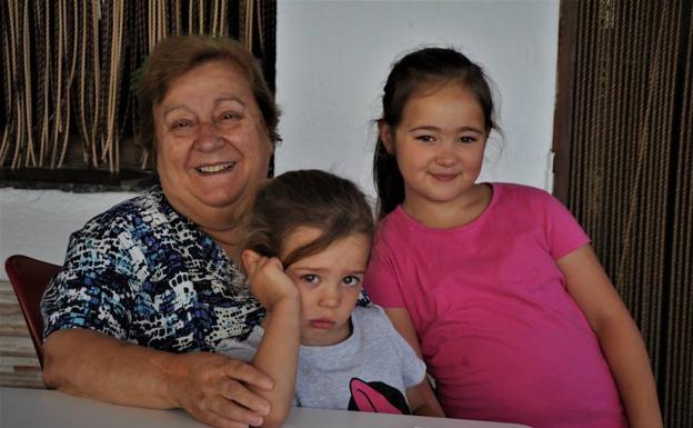 Una vecina de Capileira, Medalla al Mérito en el Trabajo tras ejercer de cocinera durante más de medio siglo