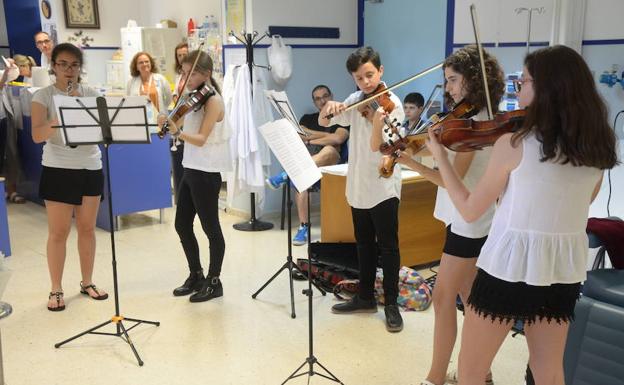 El Complejo Hospitalario de Jaén ha ofrecido de nuevo una sesión de música en directo a los pacientes atendidos en el servicio de Oncología