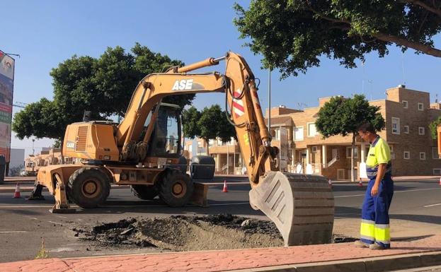 Inician las obras de la calle del gran socavón en Torrecárdenas