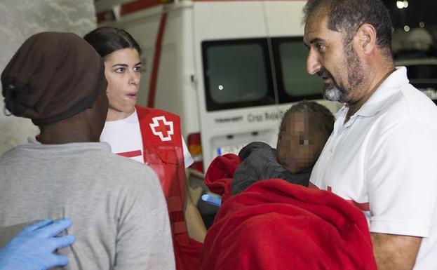 Llegan a Motril 116 personas rescatadas de dos pateras en aguas de Alborán