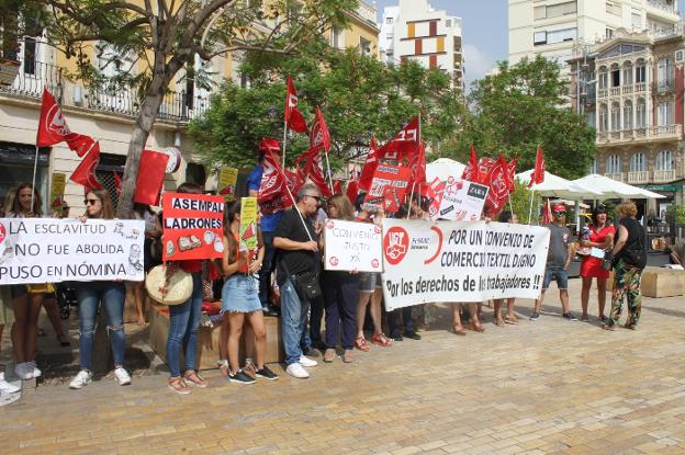 Dependientes del textil rompen el diálogo social tras plantear la patronal subidas del 0,7% anual