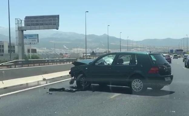 Un accidente entre tres vehículos colapsa la A-44 en Granada en sentido Motril