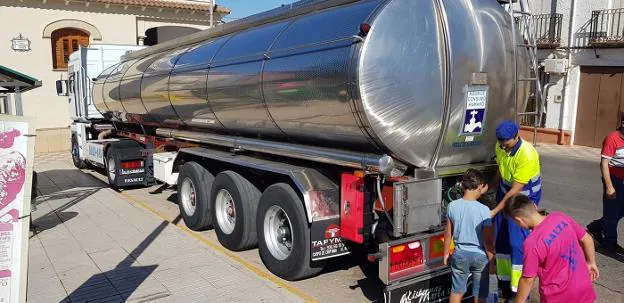 Agua en camiones cisterna para los vecinos de El Condado mientras sigue la prohibición