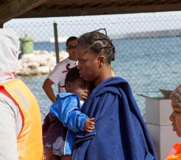 Llevan a hospital a una embarazada de 110 personas llegadas a Motril