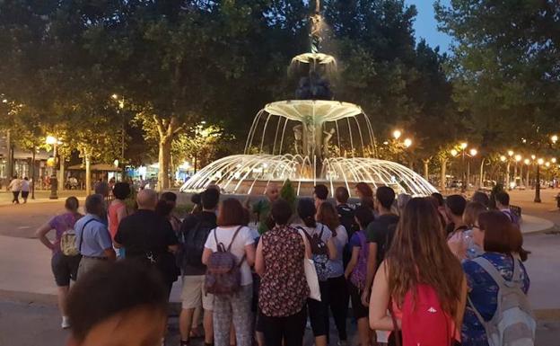 50 culleros conocen la historia del agua en Granada en una jornada de senderismo nocturno