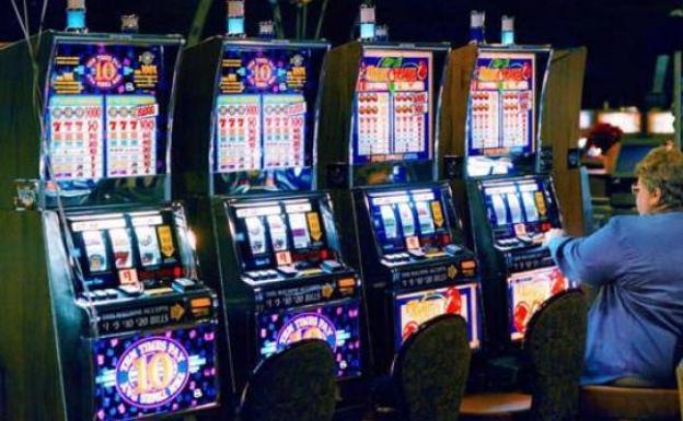 Así manipulan los billetes de 5 euros para que las tragaperras devuelvan uno de 50