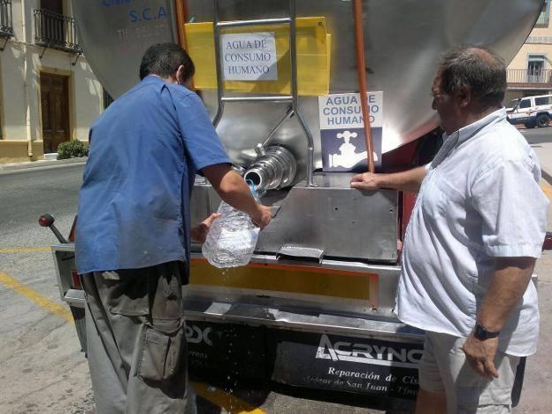 Clamor en El Condado para que vuelva el agua potable tras ocho días ya con cisternas