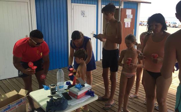 Los bañistas de Torrenueva se vuelcan con el medioambiente