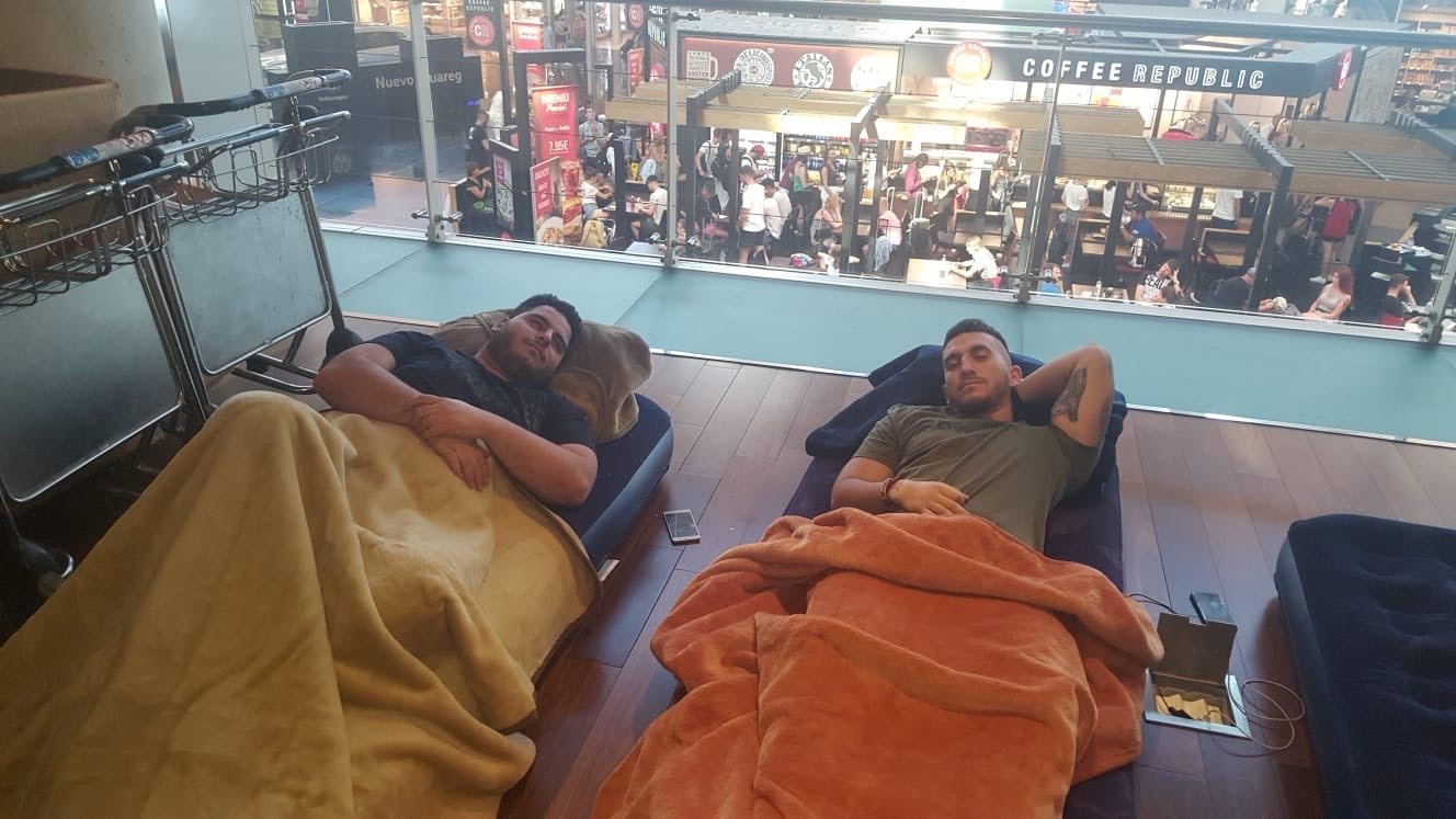 Así ha sido la espera de los pasajeros granadinos atrapados en el aeropuerto de Barcelona