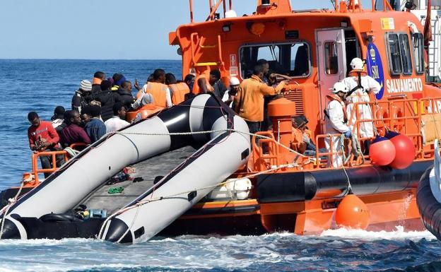 La oleada migratoria en las costas andaluzas desborda los servicios de atención