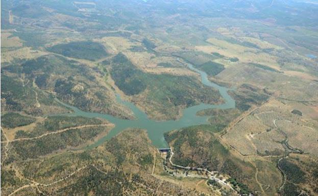 Más de 18.000 vecinos de El Condado cumplen dos semanas sin poder consumir agua de la red