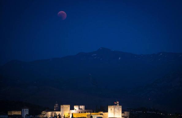 Así se ha visto en Granada el eclipse lunar