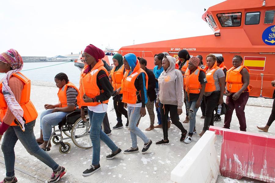 El Gobierno prepara un plan de choque para mejorar la acogida de los inmigrantes de las pateras