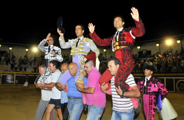 Sabiote rinde homenaje a Iván Fandiño con una placa en su plaza de toros