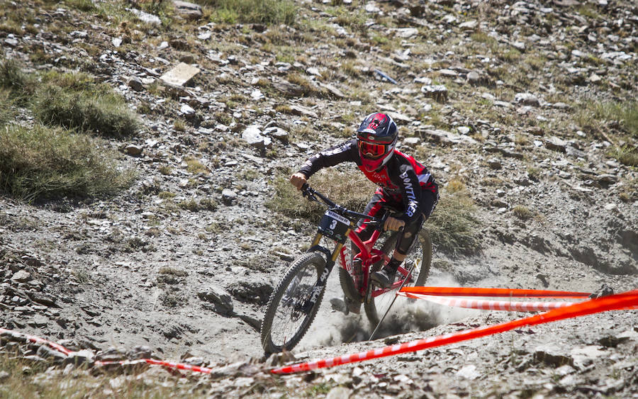 Las mejores imágenes del espectacular descenso del Sierra Nevada Bike Park