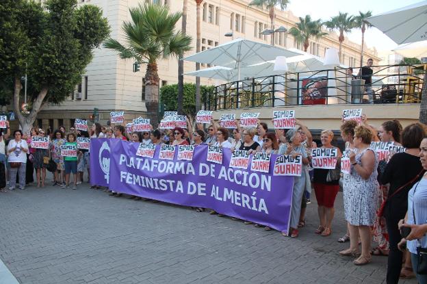 Medio centenar de almerienses contra la sentencia de Juana Rivas