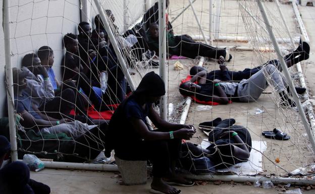 Más de mil inmigrantes siguen en pabellones deportivos del Campo de Gibraltar