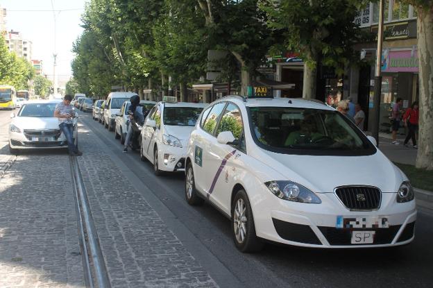 Taxistas protestan contra los vehículos con conductor con una marcha lenta por Jaén