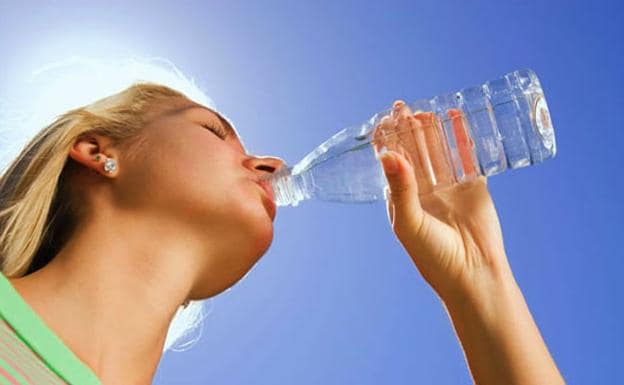 Es nocivo para la salud beber agua fría cuando hace mucho calor?