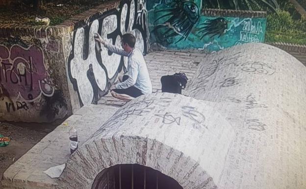 Los botellones ensucian enclaves históricos del Albaicín, pese a las cámaras
