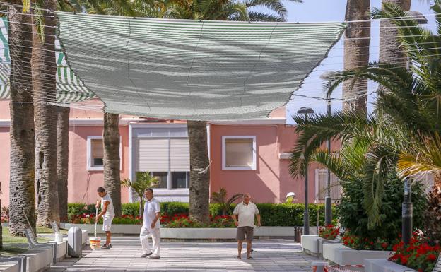 Las Explanadas de Motril se pone a punto para recibir la Feria 2018