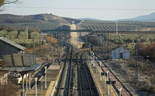 Obras en la vía del tren obligarán a hacer un trasbordo más largo en los viajes Granada-Sevilla en agosto