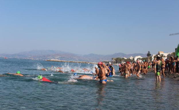 Torrenueva se lanza al mar para celebrar la III Travesía a nado