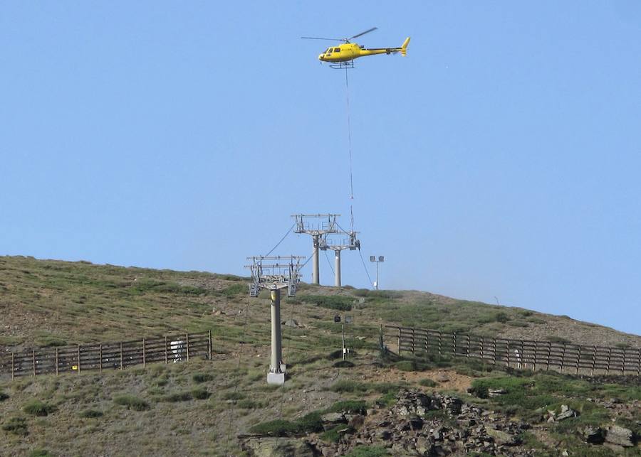 El mantenimiento de los telesillas se hace con la ayuda de un helicóptero