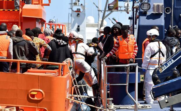 Un fallecido y un desaparecido en una nueva patera que eleva a 269 los rescatados en siete embarcaciones