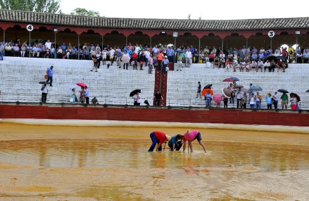 Una fuerte tormenta obliga a aplazar la corrida de toros de la feria de Baeza