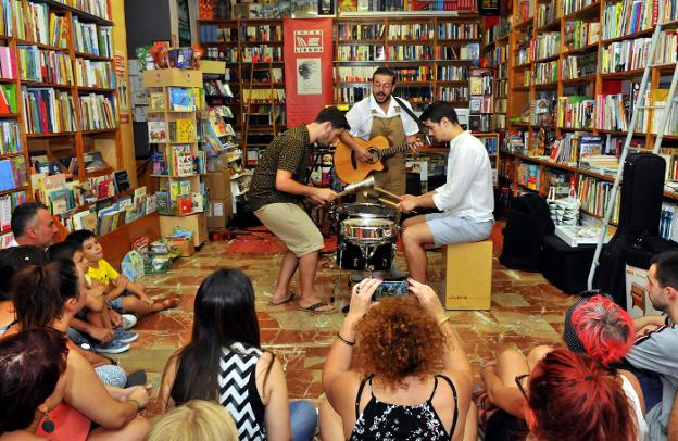 Acústico de Carlitos Hojas entre libros