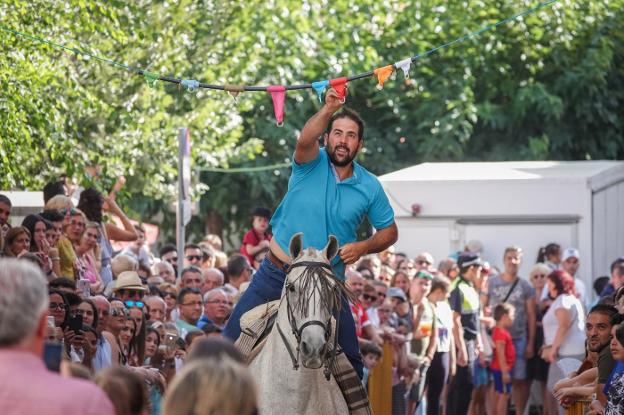 Las carreras de cintas a caballo, reclamo cultural y turístico en las fiestas de Güéjar