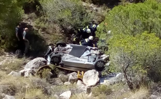 Rescatado al caer con su coche por una ladera de 25 metros en el Valle de Lecrín
