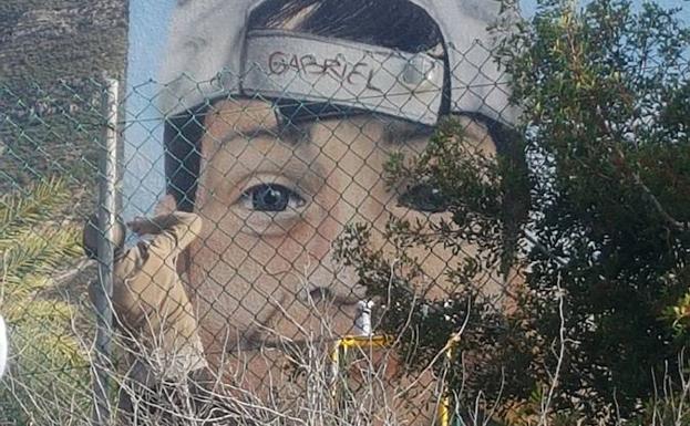 Los padres de Gabriel Cruz arrojan sus cenizas al mar