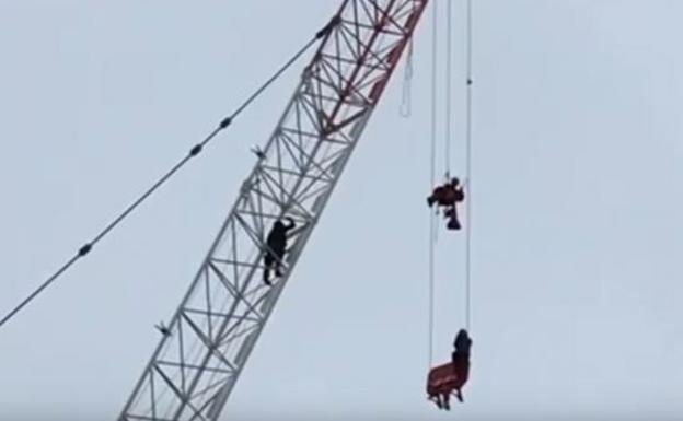 Rescatan a una mujer tras pasar varias horas semidesnuda en lo alto de una grúa