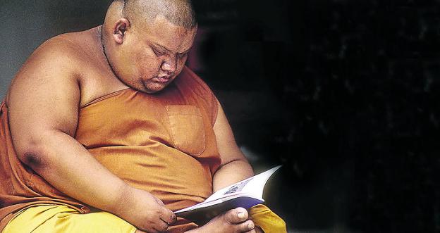Los monjes budistas de Tailandia cada día están más gordos