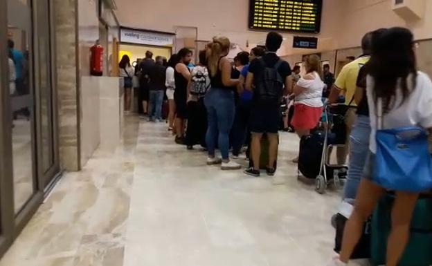 Vueling deja en tierra a 400 pasajeros de sus conexiones entre Granada y Barcelona