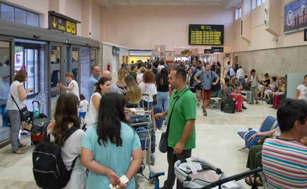 «Imagínate nuestra indignación»: Vueling deja en tierra a cientos de viajeros en Granada tras cancelar cuatro vuelos