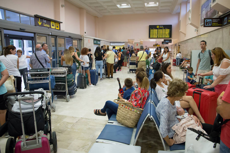 Vueling deja tirados a otros 400 pasajeros en Granada y Barcelona