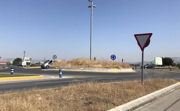 Alhendín sanciona a la Diputación por tener «dejada y expuesta a un riesgo de incendio» una glorieta