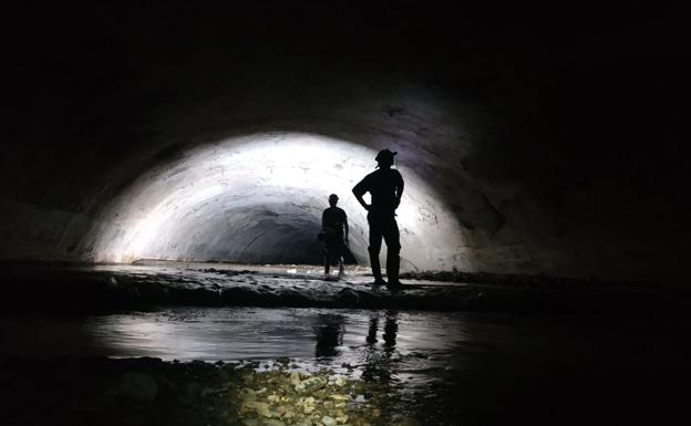 Bomberos revisa el embovedado del Darro para descartar daños