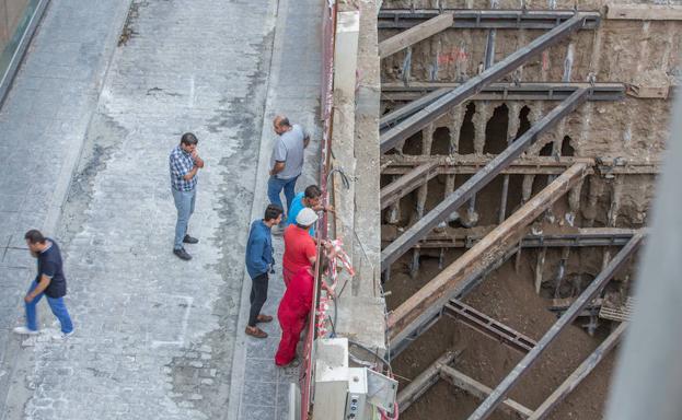 Las obras en el solar del demolido hotel Montecarlo causan un colapso en Puerta Real