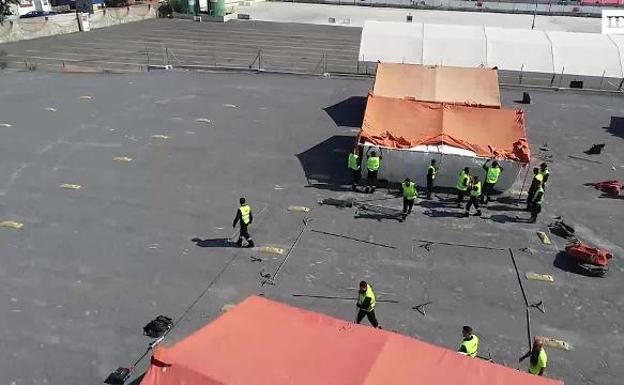 Un espectacular despliegue de la Unidad Militar de Emergencias deja listo el campamento que recibirá a los inmigrantes en Motril