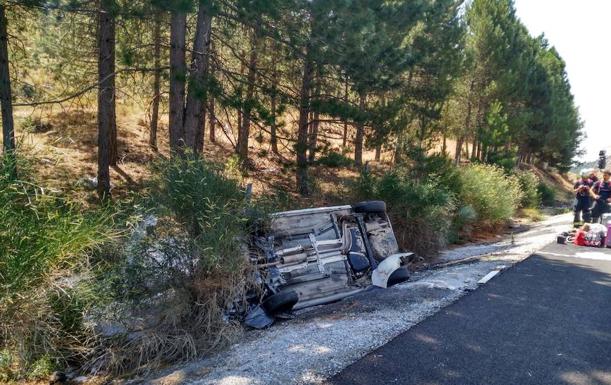 Cuatro heridos, uno de ellos atrapado, en un accidente en la A-92 en Húetor Santillán