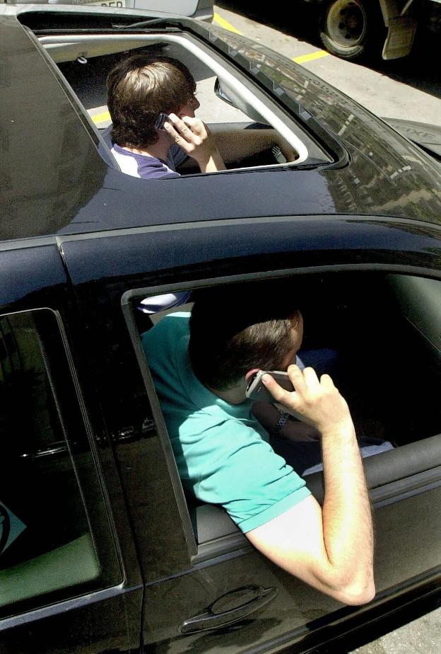 «Volcó por conducir hablando por el móvil y solo decía que dónde estaba su teléfono»