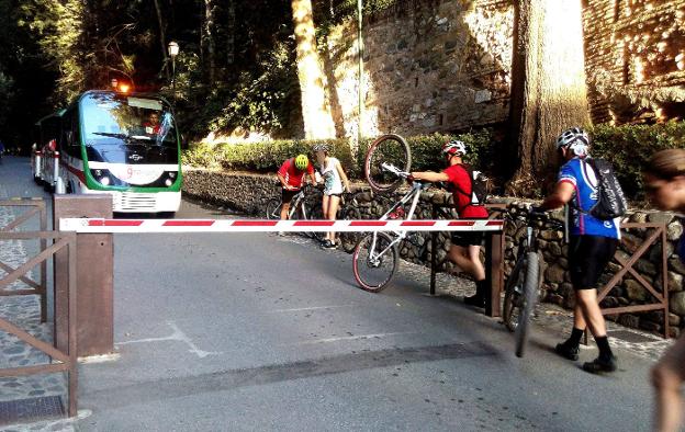 El tránsito de las bicicletas en la Alhambra es asunto municipal, según su Patronato