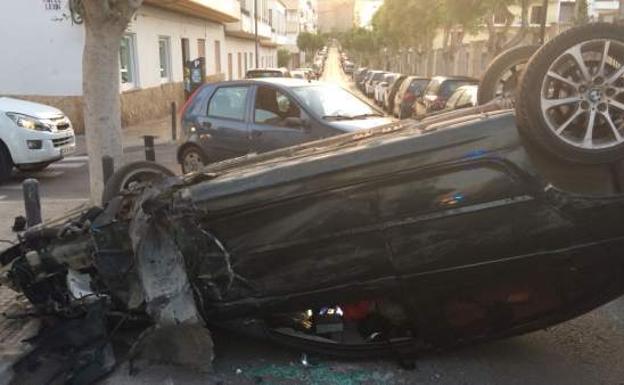 Un joven sin carné choca contra 8 coches, vuelca y se niega a hacer la prueba de alcoholemia